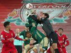 alisson-berjibaku-menyelamatkan-gawang-liverpool-dari-kepungan-pemain-sheffield-united.jpg