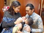aliya-dan-ibas-dengan-buah-hati-kedua_20151010_162152.jpg