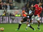 allan-saint-maximin-kiri-berduel-dengan-bek-manchester-united.jpg