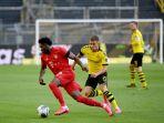 alphonso-davies-berebut-bola-dengan-thorgan-hazard.jpg