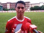 alsan-sanda-saat-diwawancarai-setelah-menjalani-latihan-di-stadion-ptik.jpg