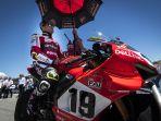 alvaro-bautista-menggunakan-desain-wearpack-dan-livery-spesial-carl-fogarty.jpg