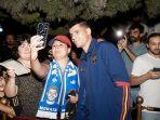 alvaro-morata-foto-bareng-fan-jelang-lawan-georgia.jpg