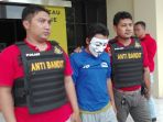 am-pakai-topeng-digelandang-petugas-di-geduang-satreskrim-polretabes-surabaya_20171017_161208.jpg