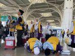 amaah-Haji-Kloter-3-Pekanbaru-Riau-sujud-syukur-321.jpg