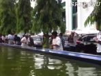ambil-air-wudu-di-kolam_20170609_201248.jpg