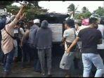 ambil-paksa-jenazah-dari-ambulans.jpg