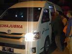 ambulans-bawa-warga-terdapak-asap-cerobong-pertamina.jpg