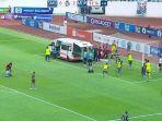 ambulans-masuk-ke-lapangan.jpg