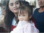 amelia-anggraeni-2-saat-digendong-oleh-ibunya-reni-nuryani.jpg