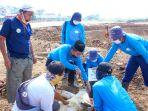amg-distribusikan-59-hewan-kurban-ke-warga-teluk-jambe-karawang.jpg