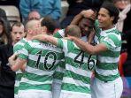 amido-balde-tengah-dipeluk-virgil-van-dijk-kanan-saat-membela-celtic-fc-pada-2013.jpg