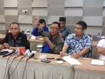 amir-papalia-tengahkaos-biru-berjaket-didampingi-pengacara-p_20161022_204935.jpg