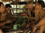 amundsen-tinggal-bersama-kelompok-suku-pedalaman-indonesia.jpg