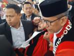 BREAKING NEWS Eks Hakim MK Anwar Usman Pingsan usai Wisuda Purnabakti