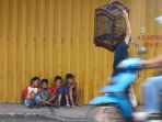 anak-anak-asyik-bermain-ponsel-di-trotoar_20170818_160429.jpg