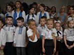 anak-anak-berkumpul-untuk-upacara-rusia-ukraina-765.jpg