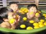 anak-anak-di-pemandian-air-panas-satoyu-jepang.jpg