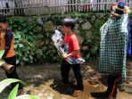 anak-anak-memainkan-kesenian-reak-berkeliling-kampung_20210319_101652.jpg