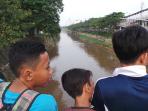anak-anak-menonton-lokasi-tenggelam_20150602_163926.jpg