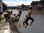 anak-anak-renang-di-kali-pepe-solo-meski-air-hampir-peres-jembatan_20170215_135445.jpg
