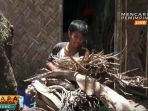 anak-ini-rela-putus-sekolah-demi-rawat-sang-nenek_20170303_163013.jpg