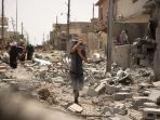 anak-irak-membawa-barang-barang-di-antarai-puing-puing_20170516_193922.jpg