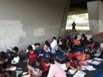 anak-jalanan-di-kolong-jembatan-belajar.jpg