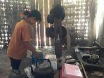 anak-ketiga-endah-puspitasari-saat-menyiapkan-makanan-di-dapur-rumahnya-boyolali.jpg