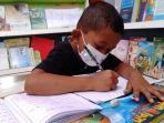 anak-laki-laki-sedang-belajar-menulis-di-taman-baca-kampung-cerdas-mojolegi-boyolali.jpg