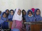 anak-perempuan-di-afghanistan-saat-belajar-di-kelas.jpg