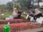 anak-vanessa-angel-dan-bibi-gala-sky-akhirnya-diajak-berziarah-ke-makam-orang-tuanya.jpg