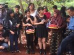 anak-yana-zein-di-makam-ibunya_20170603_081922.jpg