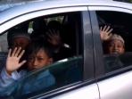 anak-yatim-piatu-jalan-jalan-naik-mercedes-benz_20160604_184059.jpg