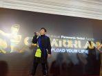 ananda-omesh-menerima-trofi-panasonic-gobel-awards-2019.jpg
