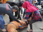 anang-pelaku-pencurian-motor-memeluk-kaki-winarni-korbannya.jpg