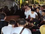 anas-ziarah-ke-makam-bung-karno.jpg