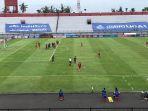 anderson-salles-mengeksekusi-sepakan-bebas-ke-gawang-persik-kediri.jpg
