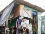 andhika-ramadhani-dan-ibunda-saat-menjaga-warung.jpg