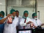 andi-amran-sulaiman-ke-rumah-potong-hewan-di-cibitung_20150708_153752.jpg