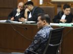 andi-narogong-jalani-sidang-perdana-korupsi-e-ktp_20170814_183752.jpg