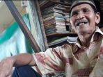 andi-penjual-buku-bekas-di-depan-masjid-jami-atthoyyibat_20180306_181431.jpg