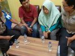 andi-sulis-dan-sunardi-saat-dimintai-keterangan-di-mapolsek-pamulang.jpg