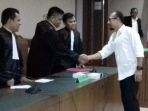 andi-taufan-tiro-bersalaman-dengan-jpu_20170330_005814.jpg