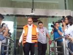 andi-taufan-tiro-usai-pelimpahan-berkas-ke-tahap-ii-di-kpk-jakarta-selasa-3122016_20170103_170508.jpg