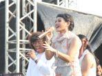 andien-aisyah-saat-bernyanyi-di-atas-panggung-prambanan-jazz-festival-2019.jpg