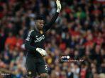 andre-onana-melambaikan-tangan-kepada-para-penggemar.jpg