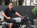 andre-taulany-berfoto-dengan-yamaha-scorpio-bergaya-cafe-racer.jpg