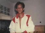 andre-taulany-muda-pose-bareng-motor-kesayangan-honda-gl100.jpg