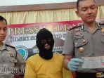 andre-tengah-saat-diamankan-di-mapolsek-simokerto-karena-mencuri-motor-minggu-2622017_20170227_005557.jpg